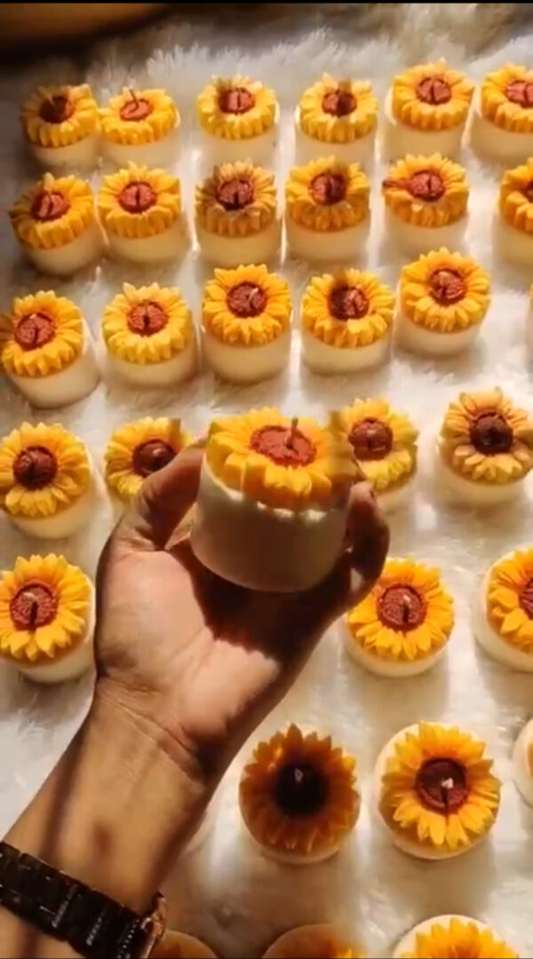 Sunflower pillar candle - Image 2